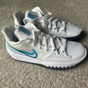 BRAND NEW KYRIE LOW 4s !!!!